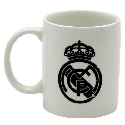Caneca branca com logo preto do Real Madrid