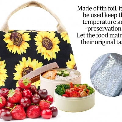 Mala térmica com padrão de girassóis, marmitas com comida e frutas vermelhas em fundo branco