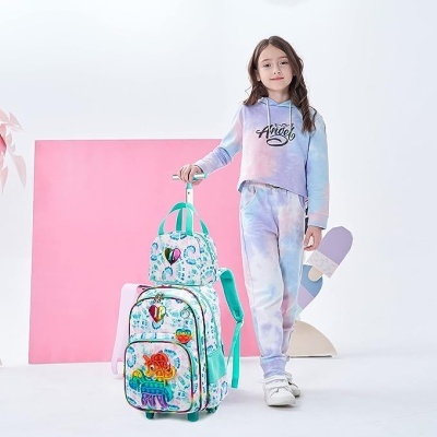 Menina com fato de treino e mochila escolar colorida com carrinho em fundo branco
