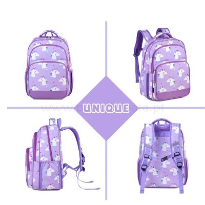 Mochila roxa com padrão de unicórnios e corações