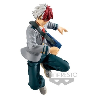 Figura colecionável de personagem masculino com cabelo branco e vermelho em fato cinzento e calças verdes.