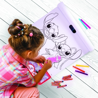 Criança a pintar desenho com canetas coloridas em papel branco com dois personagens animados.