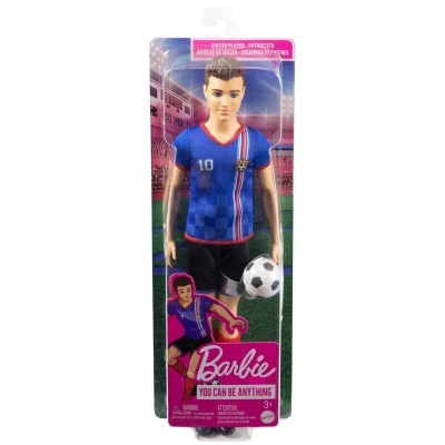Boneco do jogador de futebol Barbie em embalagem com bola e fundo de estádio