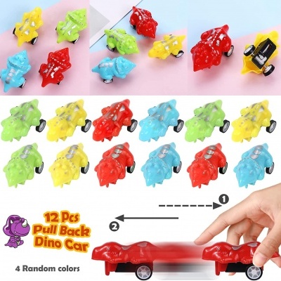 12 carros de dinossauros de puxar em quatro cores, plástico, com texto promocional e mão a empurrar um carro.