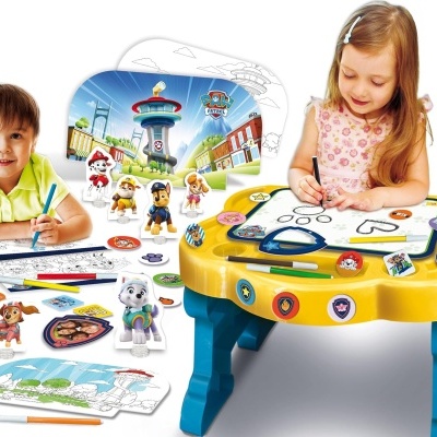Mesa de brincadeira infantil amarela com personagens Patrulha Pata e crianças a pintar