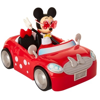 Figura Mickey Mouse num carro desportivo vermelho com óculos de sol rosa