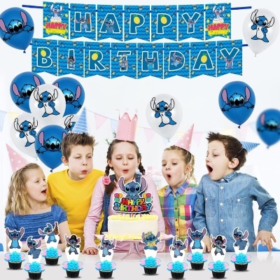 Decoração festa infantil com tema Stitch, balões azuis e brancos, faixa HAPPY BIRTHDAY, bolo com figura Stitch, cupcakes decorados e crianças comemorando.