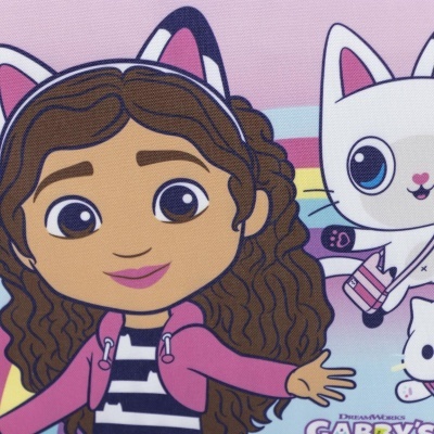 Desenho de menina com orelhas de gato e gatinhos ao lado em tecido