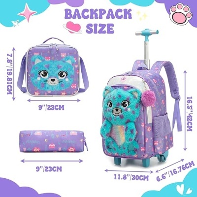 Mochila de rodinhas roxa com pelúcia de gato azul e alças roxas