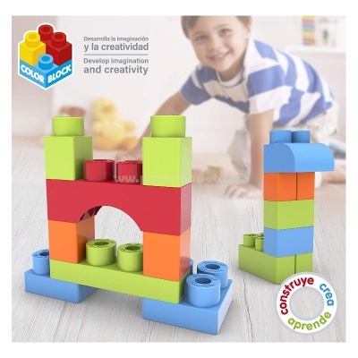 Blocos de construção coloridos de plástico montados e criança ao fundo