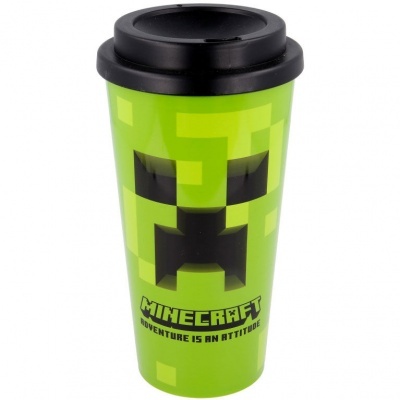 Copo de viagem verde com rosto pixelado do Creeper de Minecraft e texto promocional.