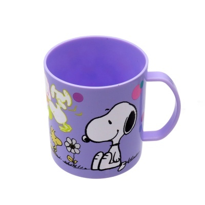 Caneca lilás decorada com Snoopy e elementos coloridos