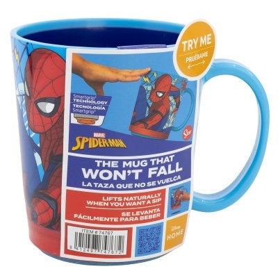 Caneca azul com desenho do Homem-Aranha e etiqueta informativa em vários idiomas
