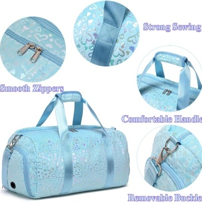 Mala azul claro com padrão holográfico de corações e várias partes destacadas.
