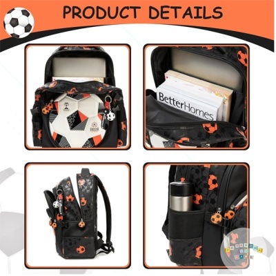 Mochila preta com padrão de bolas de futebol e vários compartimentos abertos, mostrando cadernos e pastas