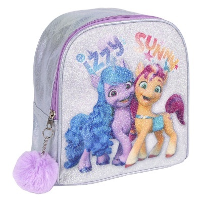 Mochila pequena prateada brilhante com personagens animadas Izzy e Sunny e fecho lilás com pompom roxo