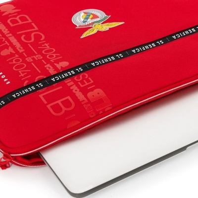 Capa vermelha com emblema do SL BENFICA contendo computador portátil