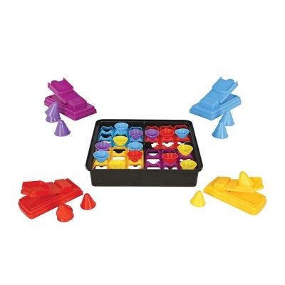 Jogo de tabuleiro colorido com peças de plástico e cones organizados em caixa preta