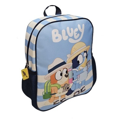 Mochila azul e branca com desenho dos personagens Bluey em viagem