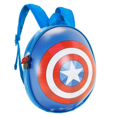 Mochila azul com escudo do Capitão América e puxador de zíper com símbolo dos Vingadores.