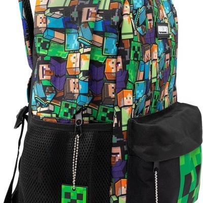 Mochila colorida com padrão pixelizado e bolsos laterais negros