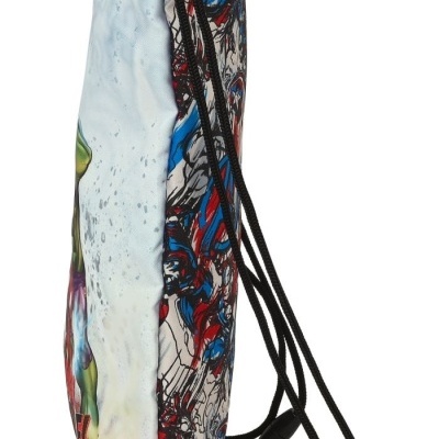 Mochila saco com cordão preto e estampado colorido vista de lado