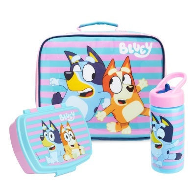 Conjunto infantil Bluey com lancheira, garrafa e estojo em azul e rosa.