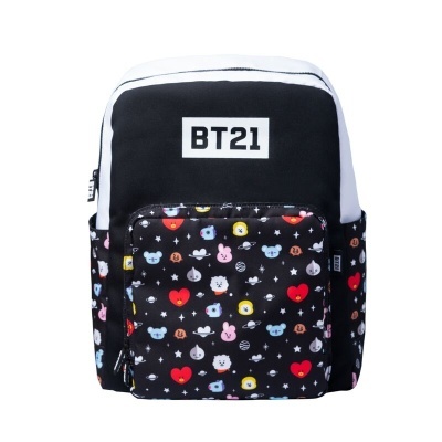 Mochila preta e branca com bolso estampado de personagens BT21