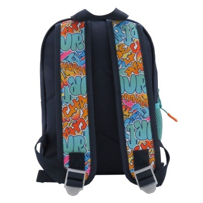 Mochila preta com alças coloridas de padrão graffiti