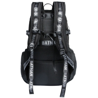 Mochila preta com alças com o texto BATMAN em branco