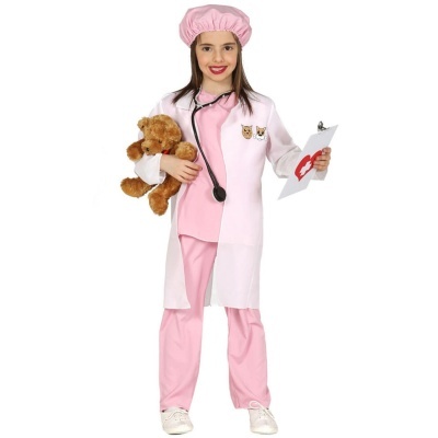 Fantasía infantil de médica com jaleco branco, conjunto rosa, touca rosa, estetoscópio e ursinho de pelúcia.