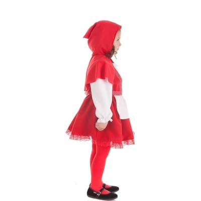 Menina com vestido vermelho estilo Chapeuzinho Vermelho, collants vermelhos e sapatos pretos