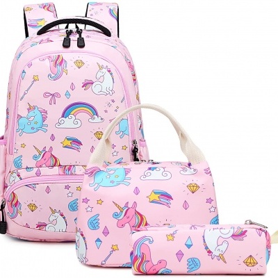 Mochila, estojo e bolsa rosa com padrões de unicórnios e arco-íris.