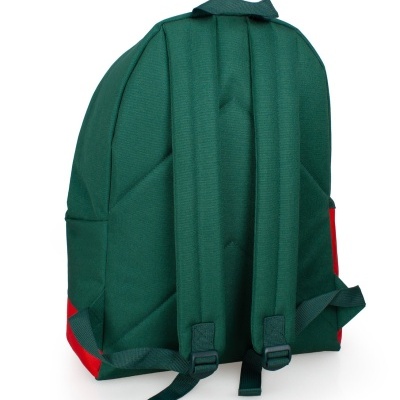 Mochila verde escura com alças acolchoadas e detalhes vermelhos