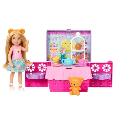 Conjunto de brinquedo com boneca loira, mesa de chá cor de rosa, chávenas coloridas e ursinho de plástico.