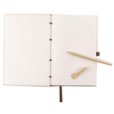 Caderno aberto com lápis e borracha sobre fundo branco