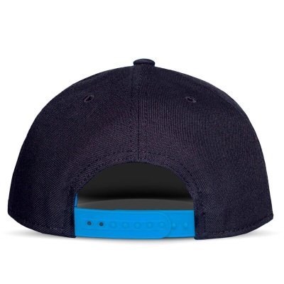 Boné preto com tira ajustável azul visto da parte de trás