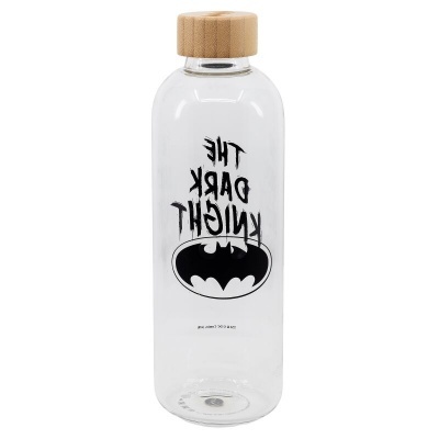 Garrafa de vidro transparente com tampa de madeira e texto THE DARK KNIGHT com logotipo do Batman