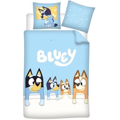 Conjunto de roupa de cama infantil azul claro com personagens de cães animados e texto 'BLUEY'