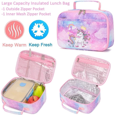 Mala térmica cor-de-rosa com padrão de unicórnio e nuvens, com fechos e bolsos interiores e exteriores.