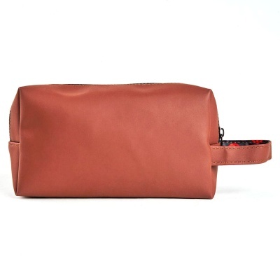 Estojo castanho avermelhado com alça lateral e fecho preto