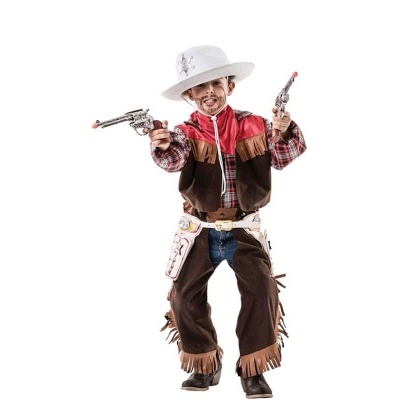 Criança com fato de cowboy e pistolas de brinquedo