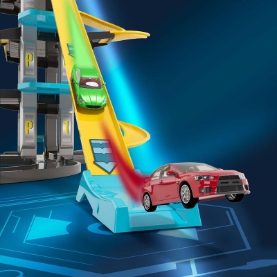 Brinquedo de carros de corrida em rampa amarela com estrutura cinza e azul no fundo