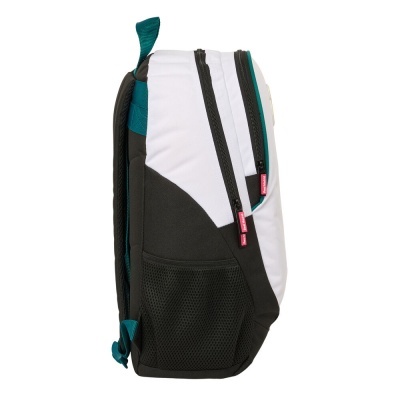 Mochila branca, preta e verde com bolsos laterais em rede preta e fechos de correr com etiquetas Real Madrid