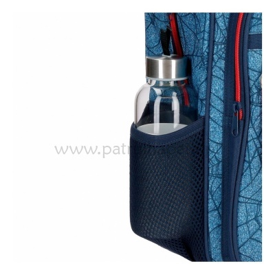 Garrafa de vidro com tampa metálica no bolso lateral de rede de mala azul com padrão folha e fecho vermelho