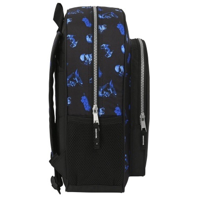 Mochila preta com padrão azul de caveiras vista de lado.
