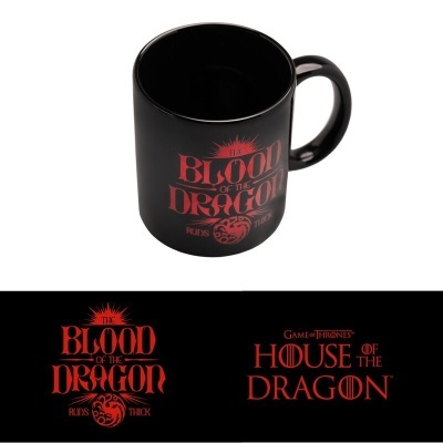 Caneca preta com texto e gráficos vermelhos 'Blood of the Dragon' e 'House of the Dragon'