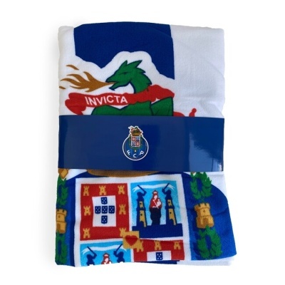 Toalha de banho dobrada com dragão, brasões e faixa azul com logotipo