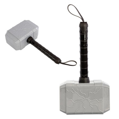 Martelo de brinquedo cinzento com punho preto e alça, em fundo branco.