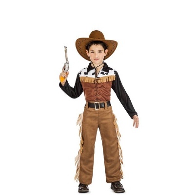 Criança em fantasia de cowboy com chapéu, camisa de padrão castanho, branco e preto, calças castanhas com franjas e pistola de brinquedo